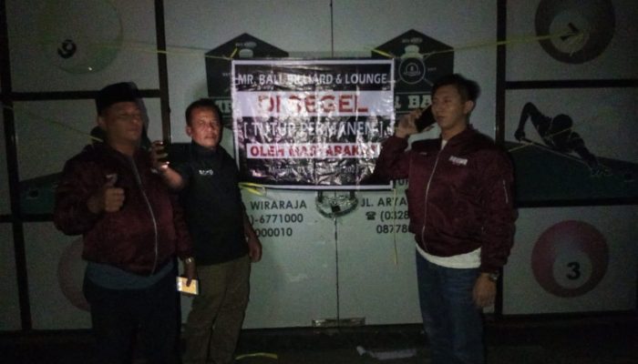 Dianggap Sarang Maksiat, Mr Ball Disegel warga