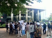 Merdeka Jatim Gelar Unjuk Rasa Digedung KPK Terkait Kasus Korupsi Di Bangkalan