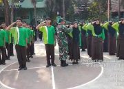 Tanamkan Disiplin Di Sekolah, Babinsa Koramil Srengat Latih Peraturan Baris Berbaris