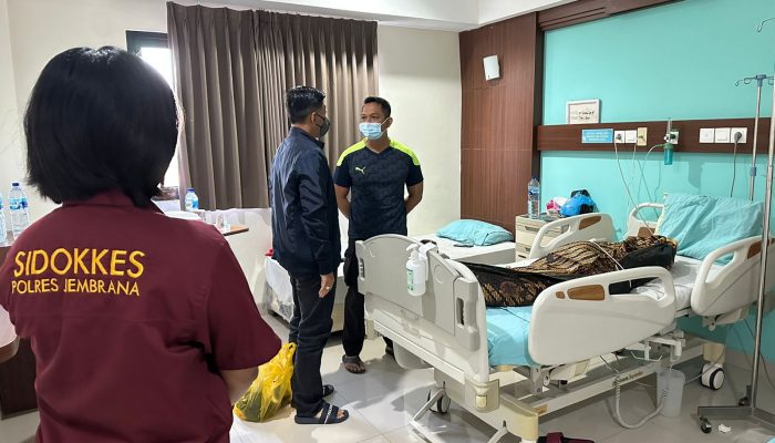 Kapolres Jembrana Layat Kasi Propam Polres Jembrana Yang Tengah Berduka