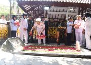 Sambut HUT Ke-78 TNI, Wadan Kodiklatal Ziarah Ke Makam Presiden RI Keempat