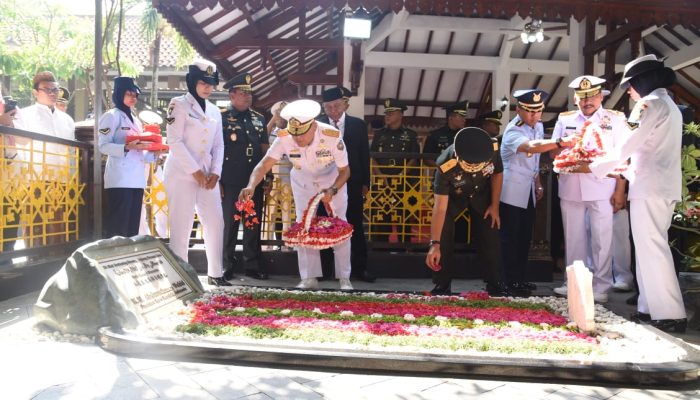 Sambut HUT Ke-78 TNI, Wadan Kodiklatal Ziarah Ke Makam Presiden RI Keempat