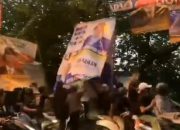 Sejumlah Mhasiswa Rusak Baliho Caleg Kota Bogor