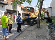 Lurah Tanah Kali Kedinding Serta Camat Kenjeran Tetap Pantau Pembangunan Normalisasi Serta Pelebaran Jalan