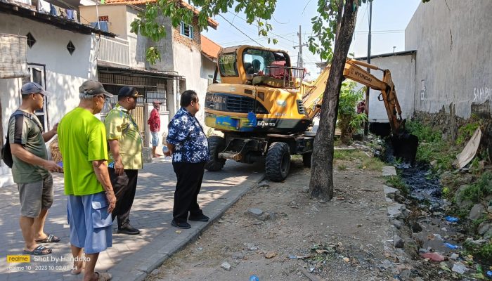 Lurah Tanah Kali Kedinding Serta Camat Kenjeran Tetap Pantau Pembangunan Normalisasi Serta Pelebaran Jalan