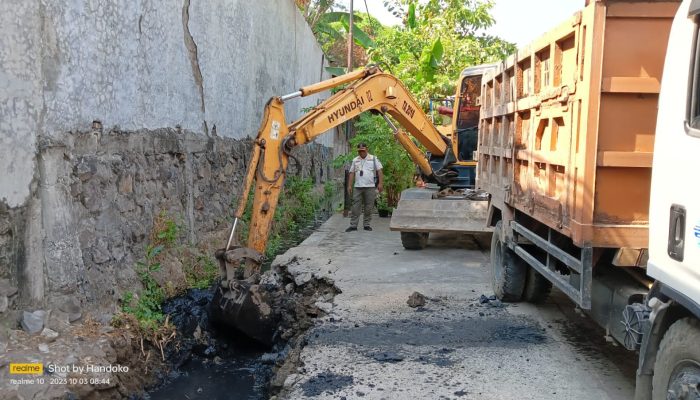 Camat Kenjeran Pantau Langsung Proyek Normalisasi Saluran Air Sepanjang Jalan kedinding tengah