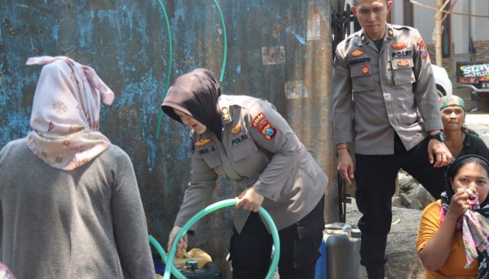 Sambut HUT Humas Polri ke – 72 Bidhumas Polda Jatim dan Jajaran Salurkan 624 Ribu Liter Air Bersih untuk Warga