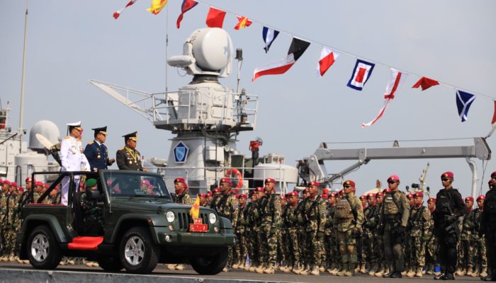 Hari Ulang Tahun Ke-78 TNI, Wadan Kodiklatal Ikuti Upacara dan Defile di Dermaga Koarmada II