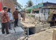 Lurah Bulak Banteng Pantau Langsung Pemasangan Box Culvert di Bulak Banteng Sekolahan