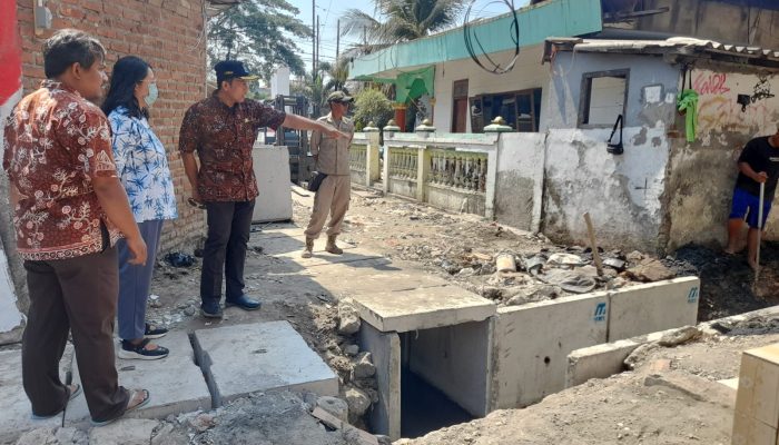 Lurah Bulak Banteng Pantau Langsung Pemasangan Box Culvert di Bulak Banteng Sekolahan