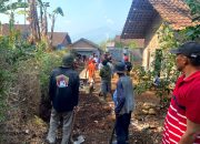 Siapkan Pembangunan Jalan Beton, Mahasiswa KKN UIN Walisongo Kerja Bakti Bersama Warga Dusun Krajan