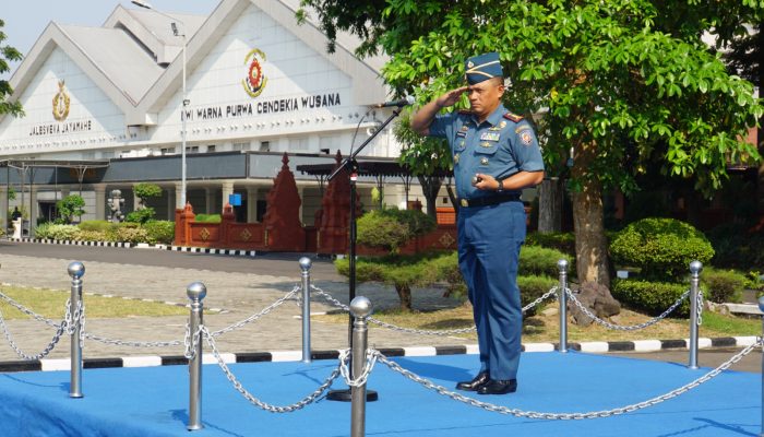 Danpuslatlekdalsen Kodiklatal Pimpin Upacara Bendera