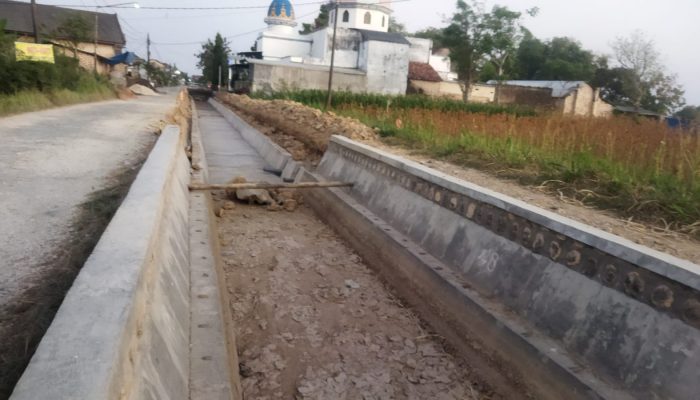 Pelaksana Pembangunan Irigasi Tak jelas, Kades Gedungan Beri Info Simpang Siur