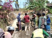 Bersama Warga Babinsa Pos Wonotirto Bangun Jalan