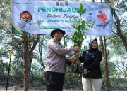 Bidhumas Polda Jatim dan Jajaran Tanam Ribuan Bibit Mangrove Minimalisir Abrasi
