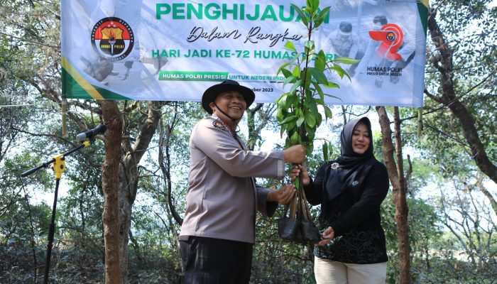 Bidhumas Polda Jatim dan Jajaran Tanam Ribuan Bibit Mangrove Minimalisir Abrasi