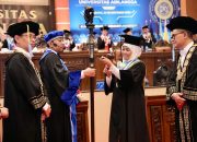 Gubernur Khofifah Terima Gelar Doktor HC UA Bidang Ilmu Ekonomi di Unair