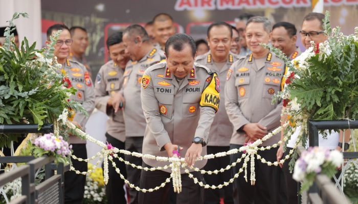 Irjen Pol Toni Harmanto Resmikan Semeru Walk dan Air Mancur Kolam Semeru di Mapolda Jatim