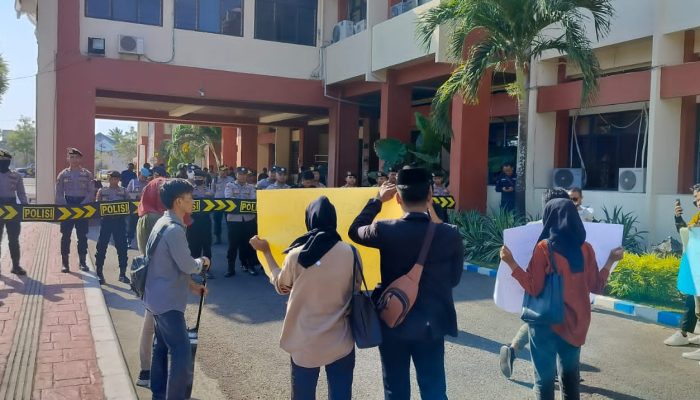 Polres Sumenep Terjunkan 73 Personel Dalam Pengamanan Unras FMPL ke Pemkab Sumenep