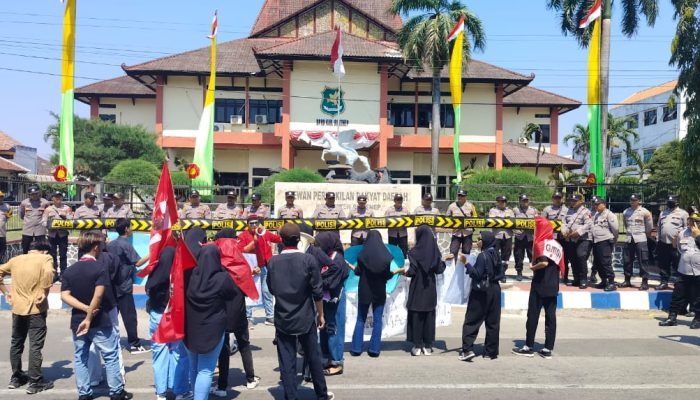 Polres Sumenep Amankan Aksi Unras Oleh GMNI di DPRD Sumenep