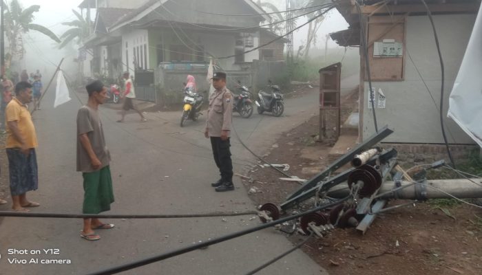 2 Tiang Listrik Roboh dan Sebabkan 2 Desa Alami Pemadaman, Polsek Jelbuk Sigap Lakukan Evakuasi