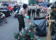 TNI AL dan Polwan Bantu Para Pedagang Pasar Kebayoran Lama