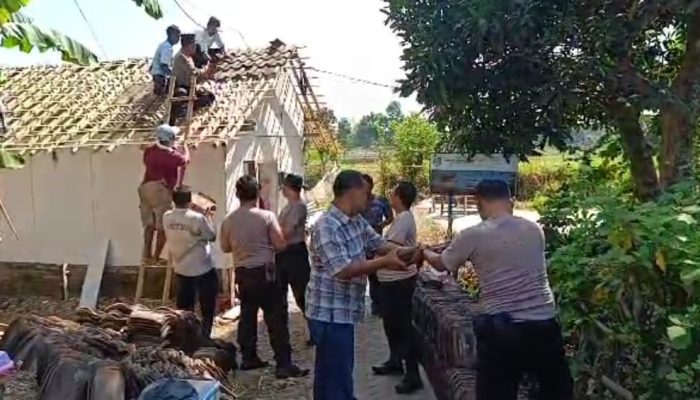 Aksi Polisi Sulap Gubuk Seorang Nenek Jadi Rumah Layak Huni