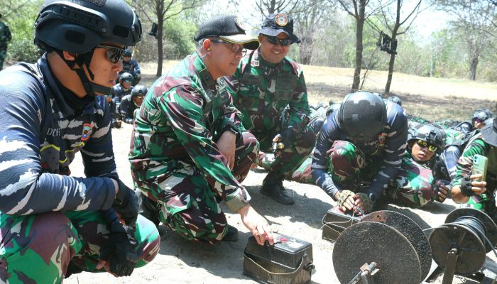 Beri Support Siswa Pusdikpel Dirdik Kodiklatal Tinjau Lattek Menembak dan Demolisi