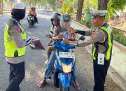 Tertib Berlalulintas, Pengendara Motor Dapat Kejutan Hadiah Dari Polisi