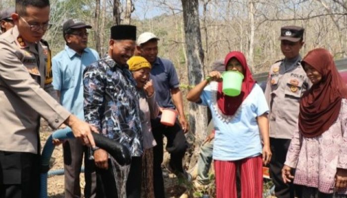 Polisi dan TNI Datang Saat Kemarau Panjang Warga Desa Krebet di Ponorogo Riang