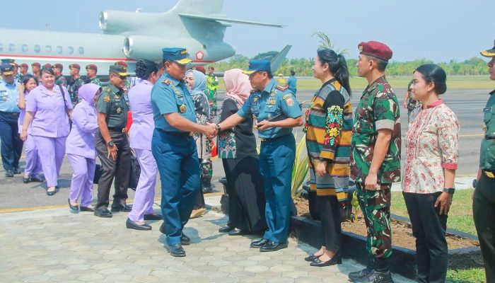 Danlanal Semarang Sambut Panglima TNI dan Kapolri