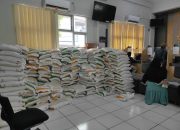 Pembagian Beras Bulog Dikelurahan Tanah Kali kedinding Berjalan Lancar
