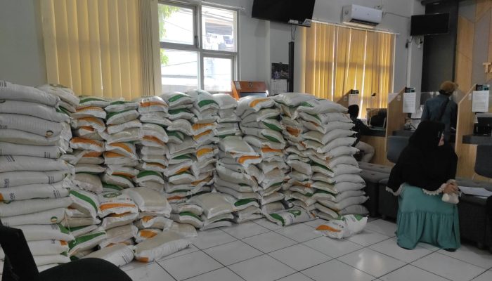 Pembagian Beras Bulog Dikelurahan Tanah Kali kedinding Berjalan Lancar