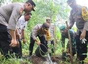 Sepuluh Juta Pohon ditanam      Kapolres Jembrana Bersama Warga