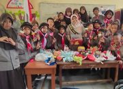 Kado Perpisahan Untuk Kepala Sekolah di Hari Guru