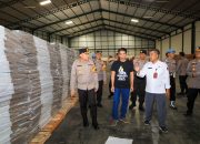 Petugas KPU dan Bawaslu Serta Kapolrestabes Surabaya Cek Kesiapan Pengamanan Gudang Logistik