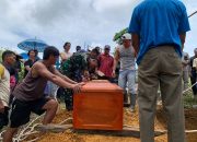 Peduli Masyarakat Perbatasan, Satgas Pamtas RI-Mly Yonarmed 16/TK Bantu Proses Pemakaman Warga di Bantan