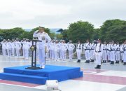 Mengenang Jasa Para Pahlawan, Seklem AAL ikuti Tabur Bunga Di Laut