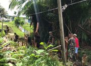 Satgas Pamtas Kewilayahan Yonif 125/SMB Gotong Royong Perbaiki Jembatan di Distrik Venaha