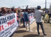 Tolak kekerasan terhadap wartawan , puluhan wartawan melakukan aksi di depan kantor Kejari Palas
