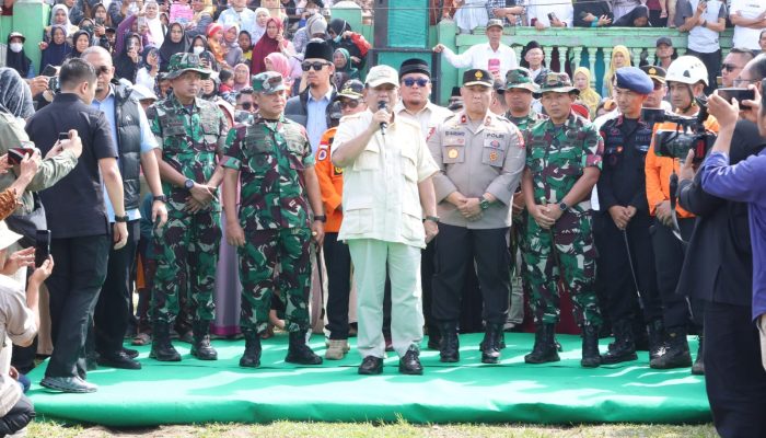 Menhan Prabowo Beri Santunan Kepada Korban Erupsi Gunung Marapi di Kabupaten Agam Sumbar