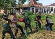 Cegah Banjir Polisi dan TNI Bersama Warga Bersihkan Jalur Sungai di Ponorogo