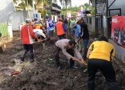 Sinergitas Polres Batu Bersama TNI dan Warga Bersihkan Lumpur Akibat Banjir Lalulintas Kembali Lancar