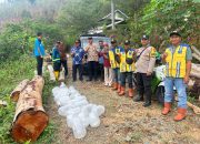 Tebar Benih Ikan, Cara Bhabinkamtibmas Polres Pacitan Jaga Habibat Air