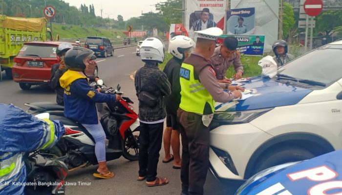Tertibkan Pengendara Polres Bangkalan Lakukan Tilang Manual