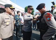 Kapolda Jatim Serahkan 50 Bodycam Kepada Anggota Polrestabes Surabaya