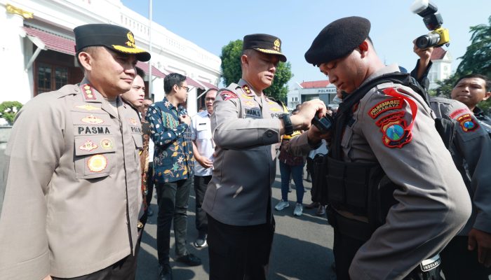 Kapolda Jatim Serahkan 50 Bodycam Kepada Anggota Polrestabes Surabaya