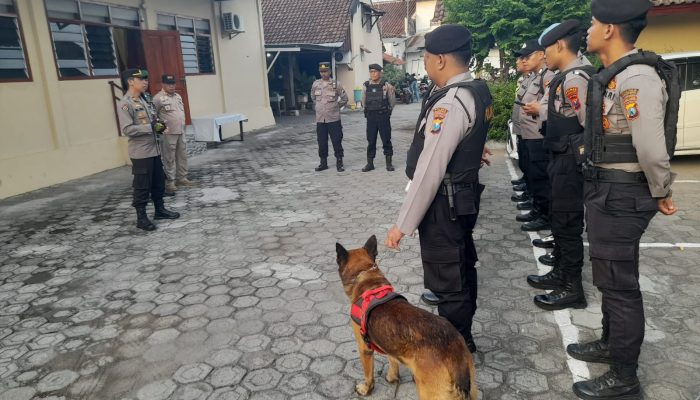 K9 Polres Mojokerto Sterilisasi di Gereja Pastikan Rasa Aman