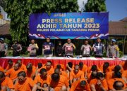 Kapolres Pelabuhan Tanjung Perak Konferensi Pers Akhir Tahun 2023