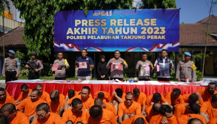 Kapolres Pelabuhan Tanjung Perak Konferensi Pers Akhir Tahun 2023